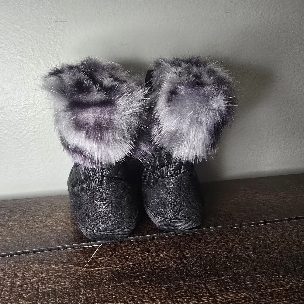 Stuart Weitzmann Baby Infant Black Quilted Sparkle Fur Pom Pom Booties Size 1